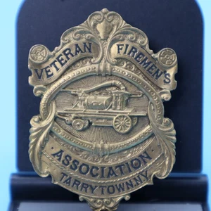 NEW YORK TARRYTOWN VETERANEN FEUERWEHRMANN ASSOZIATION ABZEICHEN Pin Antik Vintage EX+ - Bild 1 von 2