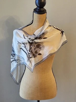 Vera Neumann Años 50 Seda Gasa 42" X 15" Bufanda Negro/Gris Rosas y Lirios Blancos Foto 1 de 4