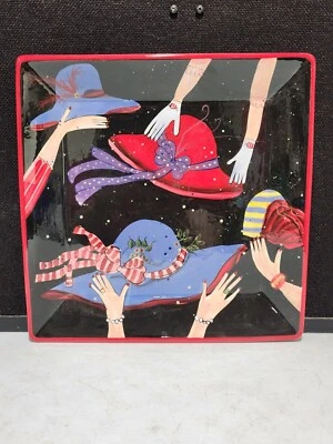 Plato cuadrado certificado International Susan Winget RED HAT SOCIETY 13" Foto 1 de 4