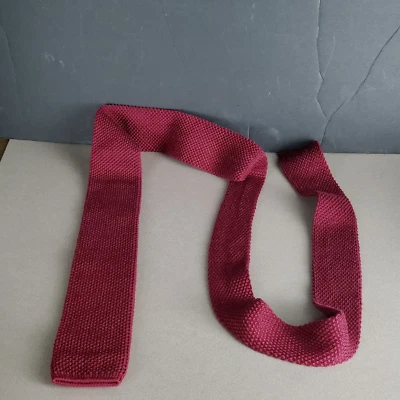 Corbata de tubo tejida cuadrada Kenneth Gordon 52 pulgadas roja delgada lisa EE. UU. Foto 1 de 4