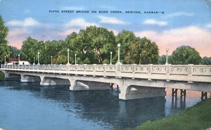 Postal de 1940 Fifth Street Bridge on Sand Creek Newton Kansas - Imagen 1 de 2