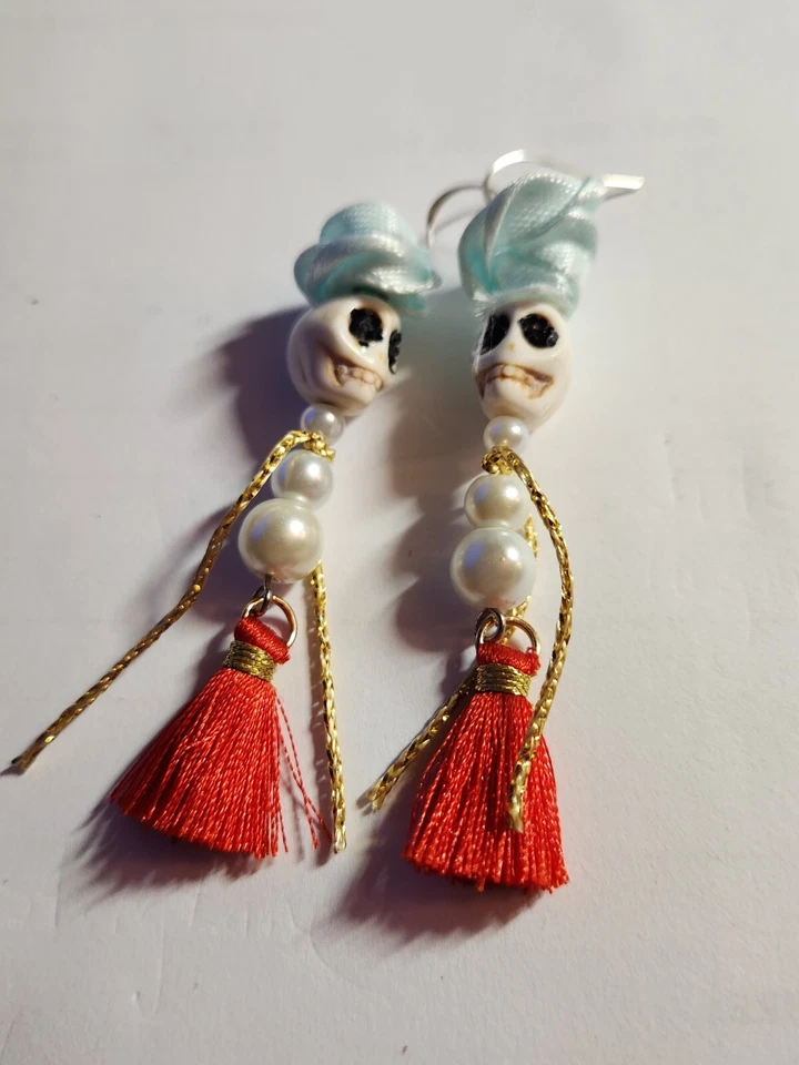 Pendientes colgantes calavera blanca con perlas, borlas rojas, sombrero azul Foto 1 de 4
