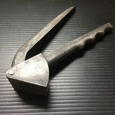 Винтажная алюминиевая дробилка для чеснока 1970-х 6 дюймов L x 2 дюйма W сделано в Японии - Изображение 1 из 4