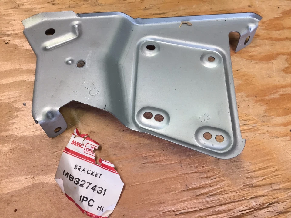 SOPORTE RADIO CONSOLA LANCER MITSUBISHI (MOPAR) 85-92 ORIGINAL NUEVO DE LOTE MB327431 Foto 1 de 1