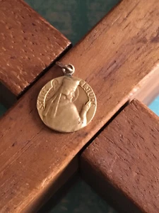 Ancien Charm Pendentif Petite Médaille en Plaqué Or Saint Claude C CHARL - Imagen 1 de 3