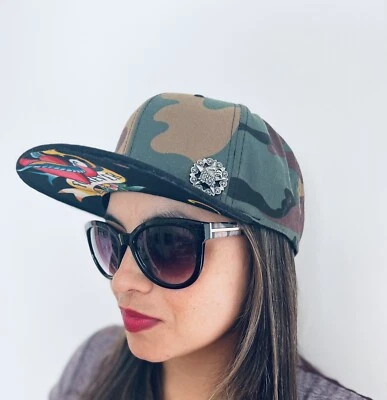 Gorra SnapBack para mujer camuflada estilo militar visera de pájaro Foto 1 de 4