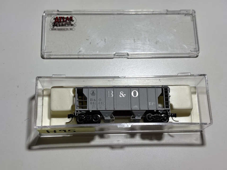 Atlas N Scale 2 Bay PS-2 Covered Hopper Baltimore & Ohio #631686 Gray - Image 1 of 1