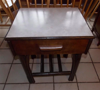 Mesita de noche/mesa auxiliar Mid Century de ratán Formica superior (NS48) Foto 1 de 4