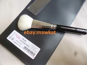 ZOEVA 126 Brush Luxe Cheek Finish Original Launch New - Picture 1 of 1