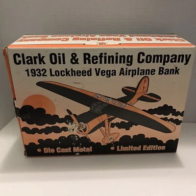 Clark Oil and Refining Company 1932 Lockheed Vega Airplane Bank DieCast ~ 35054 Foto 1 de 4