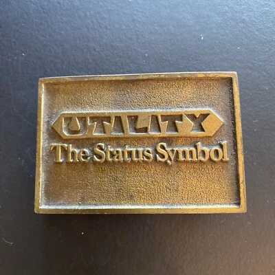 Hebilla de cinturón vintage de latón utilitario The Status Symbol Foto 1 de 2