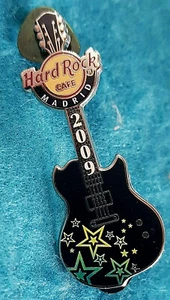 MADRID SAMPLE PROTOTIPO MARCHA SOBRE ESCENARIO 2009 GUITARRA NEGRA PIN Hard Rock Café - Imagen 1 de 2