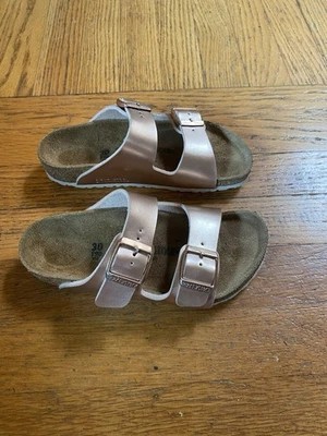 Slides metálicos Birkenstock Kids Arizona tamanho 30 C12  - Imagem 1 de 4