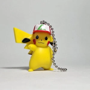 Pikachu Key Chain Ash Hat Mini Figure Bandai Japanese Figure 4 Cm - Foto 1 di 5