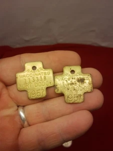 2 Consecutive Numbers Vtg 1957 Fort Dodge Iowa Dog Brass Tags - Bild 1 von 3