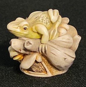Harmony Grove Lovers' Leap Frog Box Figur - Bild 1 von 6