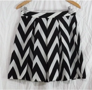 BUTTONS Black & White A-line CHEVRON Skirt, Juniors Large, Silky w/ Box Pleats - Picture 1 of 1