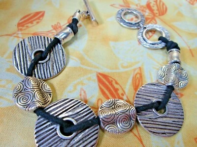 Pulsera PREMIER DESIGNS Gruesa Tono Plata y Cordón Negro / 8-9" / Texturizada / Rara Foto 1 de 4