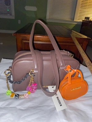 Bolso de Hombro Steve Madden Bharlan Chocolate con Dijes Naranja Mini Cartera Foto 1 de 4