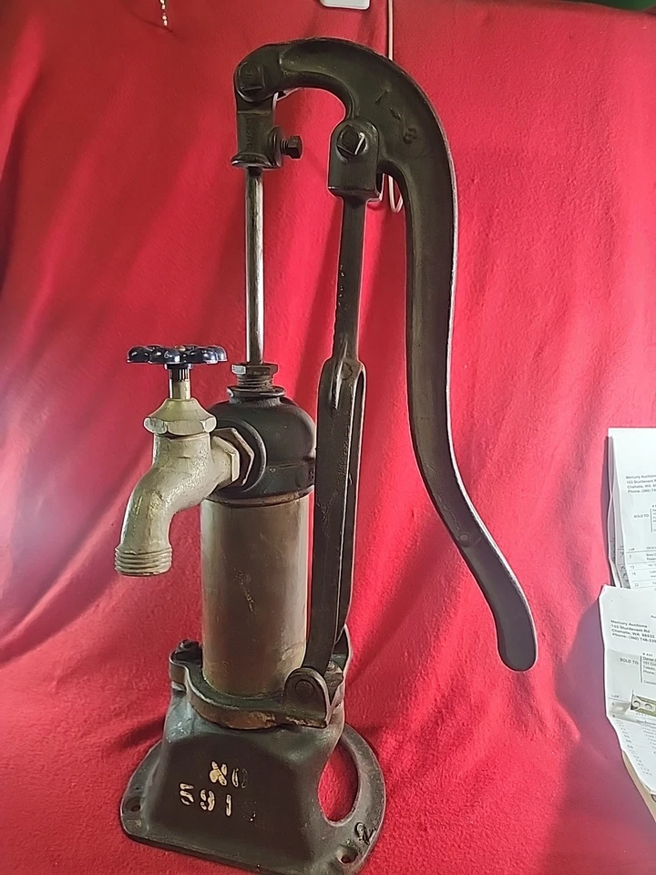 BOMBA DE ÁGUA MANUAL VINTAGE DE FERRO FUNDIDO E LATÃO com cilindro 22" de altura - Imagem 1 de 4