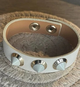 Pulsera de cuero gris con púas - Imagen 1 de 4