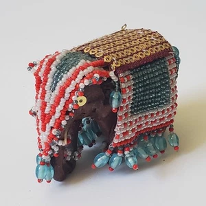 Miniatur geschnitzte Holz Zirkus Elefant Figur Statue mit Perlen Decke 2" Boho - Bild 1 von 10