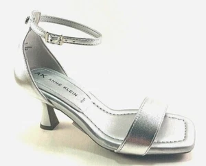 Sandalia de Vestido Anne Klein Jade Plateada Tacón Medio Cerrado Espalda Tirantes - Imagen 1 de 8