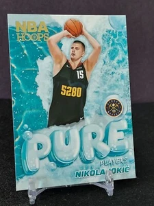 2024-25 NBA Hoops - NIKOLA JOKIC - Pure Players #3 Insert Denver Nuggets - Picture 1 of 2