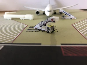 1/400 Airport GSE - China Southern Airlines Wide Body Boarding Vehicle - Picture 1 of 9