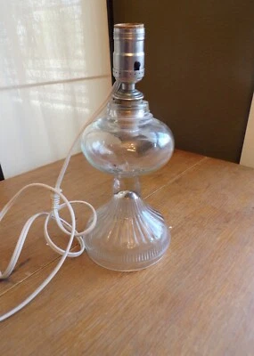 Lámpara de aceite pedestal vintage de vidrio electrificado de 11,5" con base acanalada - Funciona Foto 1 de 4