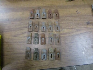 Lot Of 20 Old Style Lyons Model 4000 Shelving Clips - Picture 1 of 3