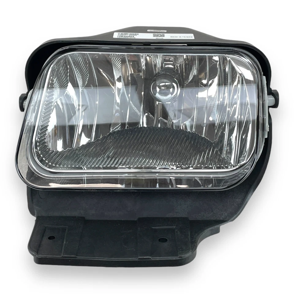 2002-2006 Chevy Silverado Pickup Avalanche Right passenger rh side fog light - Image 1 of 4