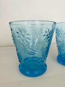 Vintage 1970er Gänseblümchen Blume blau geprägt 4" hoch Glas 2er Set - Bild 1 von 7