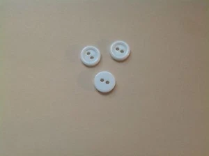 NUEVO 25 5/8 PULGADAS BLANCO PULIDO BOTÓN 2 AGUJEROS CON BORDE - Imagen 1 de 1