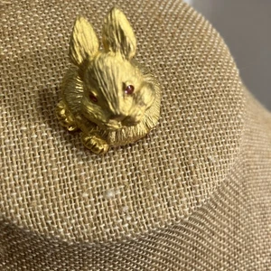 Vintage Gold Crown Figural Bunny Rabbit Trembler Lapel Hat Pin Pink Eyes Cute - Picture 1 of 5