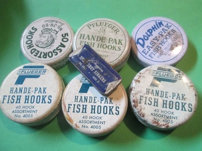 LOTE DE COLECCIÓN DE 1 DELFÍN Y 5 Pflueger 4005 Hande-Pak Ganchos de Peces Lata con Ganchos y Disparo Foto 1 de 4