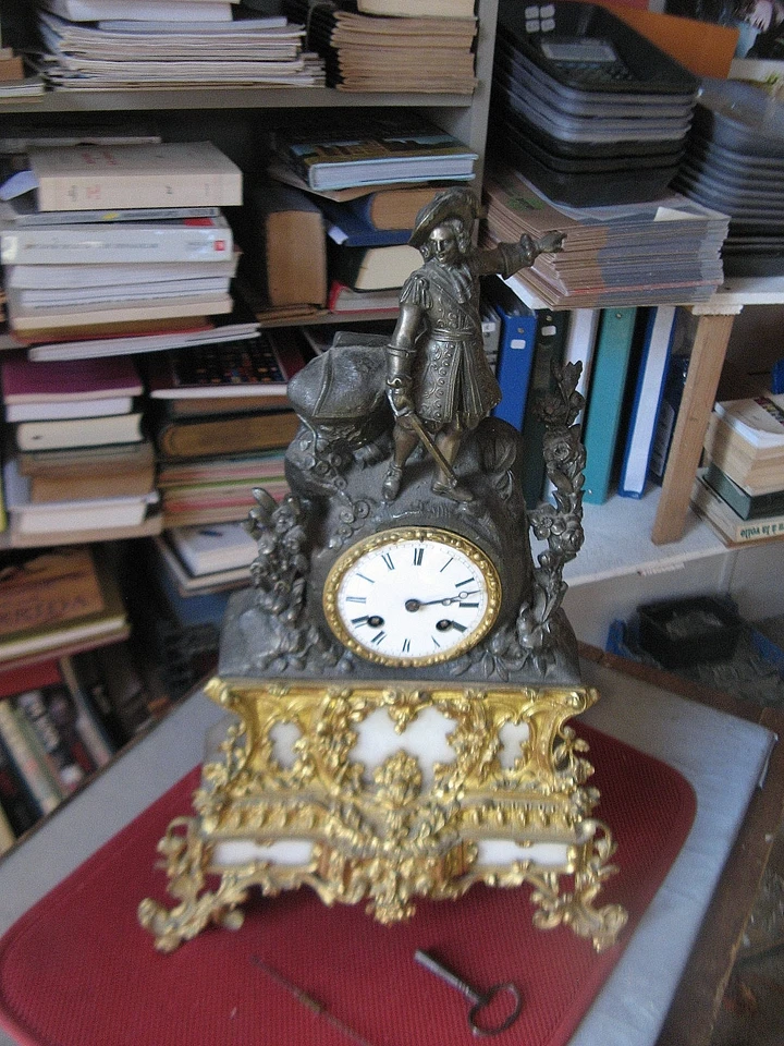 "601.17"   PENDULE ANCIENNE REGULE LAITON ALBATRE A DECOR DE MOUSQUETAIRE SOLDAT - Photo 1/4