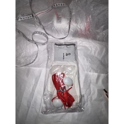 Guantes Iluminados con Cordón Rojo y Bolas LED para Fiestas y Eventos Foto 1 de 4