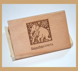 Teakholz graviert Visitenkartenetui Visitenkartenetui aus Indien - Bild 1 von 6