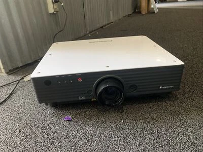 Panasonic PT-D5500UL DLP Large Venue Projector GIVE ME AN OFFER!! - Image 1 of 4