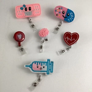 Lote de insignias de enfermera de atención médica carretes porta venda píldora jeringa corazón retráctil - Imagen 1 de 6