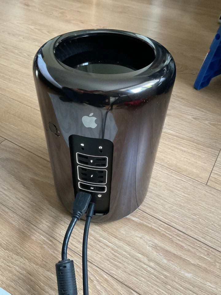 2013 Mac Pro 12 Core 64GB Ram Dual D500 GPU 256GB SSD - Image 1 of 4