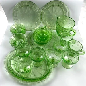 Grünes Depressionsglas, Doric Green von Jeannette 1930’s, Wählen Sie Ihren Favoriten - Bild 1 von 36