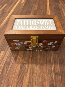 Caja de almacenamiento de madera con patrón Taylor Swift's Era Tour  - Imagen 1 de 3