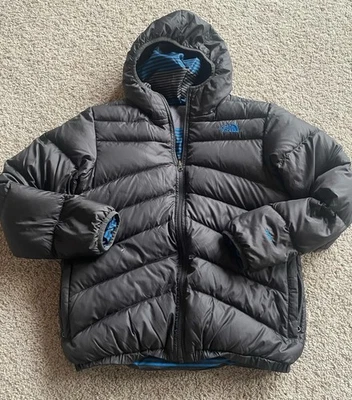 Chaqueta a Rayas The North Face 550 Abajo Puffer Gris Pizarra Reversible para Niños 14/16 L Foto 1 de 4