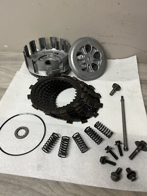 2005 Yamaha YZ250F conjunto de cesta de embreagem com haste de embreagem 5NL-16150-10-00 - Imagem 1 de 4