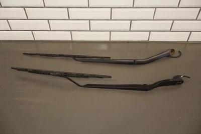 2005-2013 C6 Corvette Pair LH&RH Wiper Arms W/Used Blades - Immagine 1 di 4