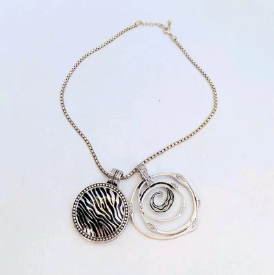 2 Colgantes y Collar Premier Designs Cebra y Círculo Abstracto Tono Plata 18"  Foto 1 de 4