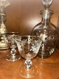 Vintage Gold geätzte elegante Glaskaraffe mit Stopfen zwei Bänder kleine Gläser - Bild 1 von 7