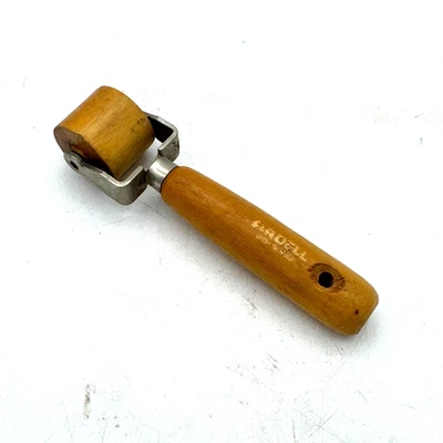 Herramienta de papel tapiz vintage con rodillo de costura de madera PROELL hecha en EE. UU. artesanía en madera marrón Foto 1 de 4
